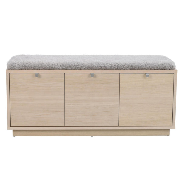 Hallbänk i ljust trä med grå sittdyna och tre förvaringsluckor