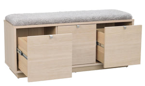 Hallbänk i ljust trä med tre utdragbara lådor, öppna fack och grå sittdyna på toppen