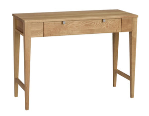 Skrivbord i ekfanér med låda och smala ben i modern skandinavisk design