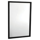Rektangulär spegel med svart ram i modern design, visad från sidan mot vit bakgrund