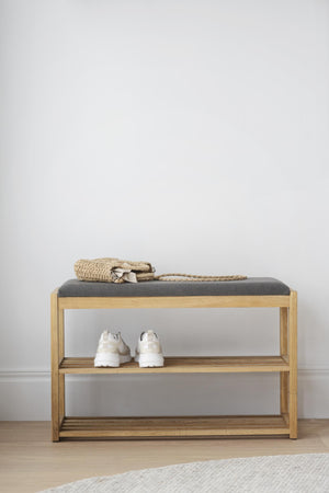 Hallbänk i ek med grå dyna och två hyllplan för skoförvaring