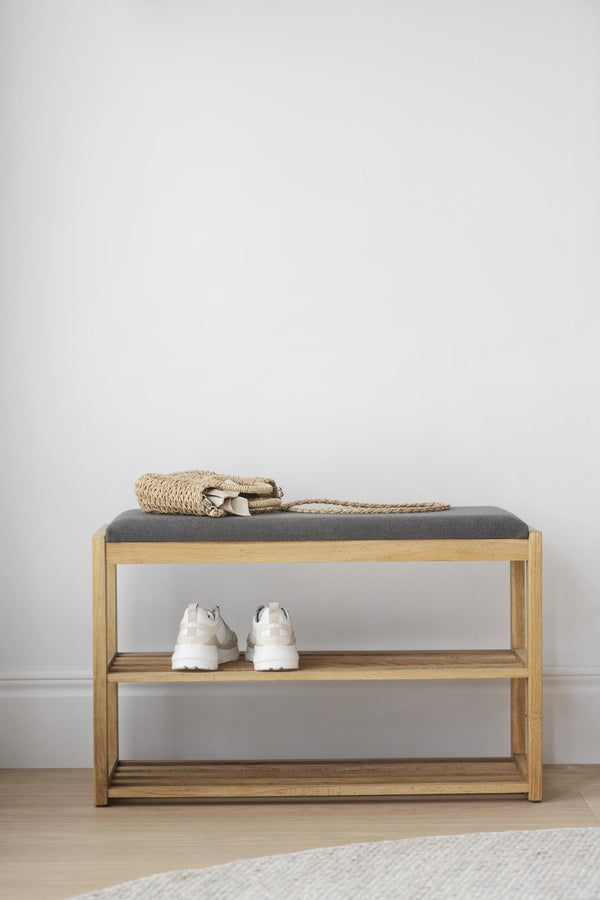 Hallbänk i ek med grå dyna och två hyllplan för skoförvaring