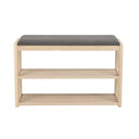 Hallbänk i ljust trä med grå stoppad sittdyna och två öppna hyllplan för skoförvaring