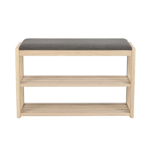 Hallbänk i ljust trä med grå stoppad sittdyna och två öppna hyllplan för skoförvaring