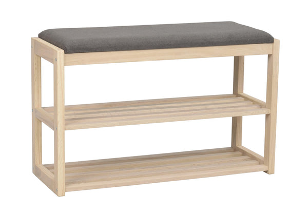 Hallbänk med grå stoppad sits och två förvaringshyllor i ljust trä för skor och förvaring