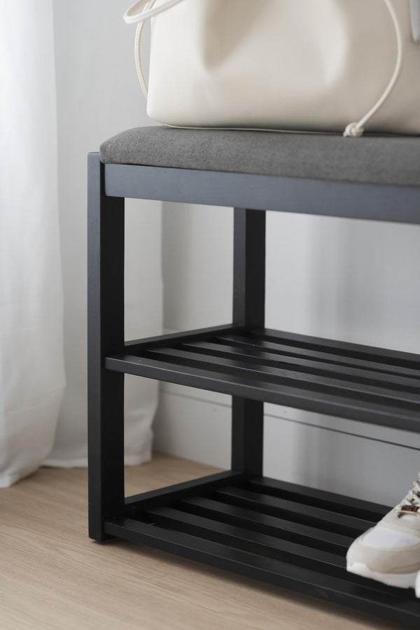 Skoställ i svart metall med grå dyna, tre hyllplan för skoförvaring i modern skandinavisk stil