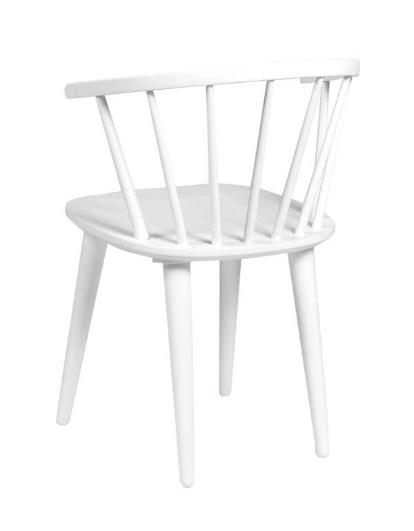 Vit pinnstol i trä med rundat ryggstöd och spjälor, skandinavisk design