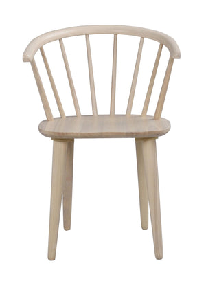 Ljus trästol med rundad rygg och spjälor i skandinavisk design