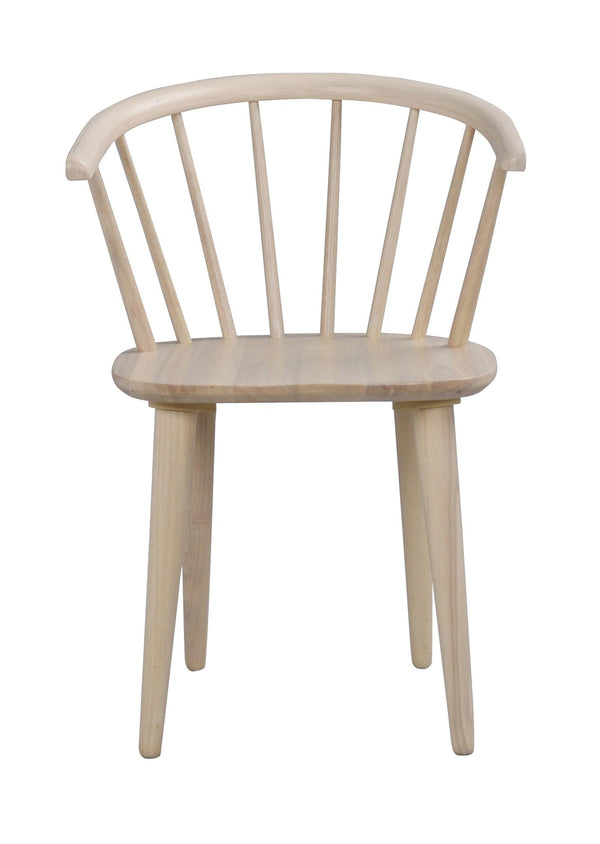 Ljus trästol med rundad rygg och spjälor i skandinavisk design