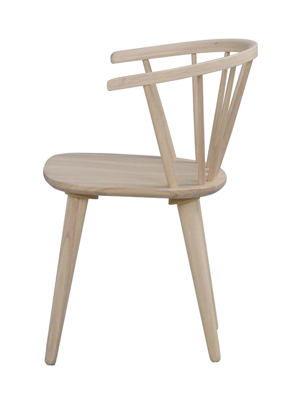 Ljus trästol med spjälor i ryggstödet och fyra ben i skandinavisk design