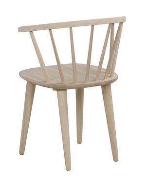 Ljus trästol med spjälor i ryggen och runda ben i skandinavisk design