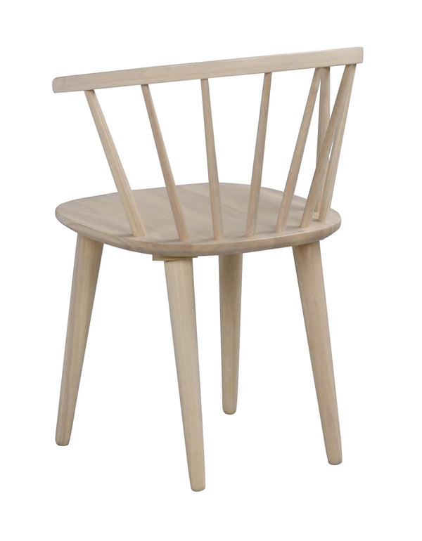 Ljus trästol med spjälor i ryggen och runda ben i skandinavisk design