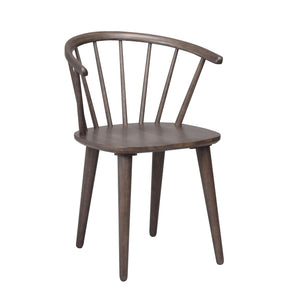 Mörkbrun trässtol med spjälrygg och rundad överdel, fyra ben i klassisk Windsor-stil