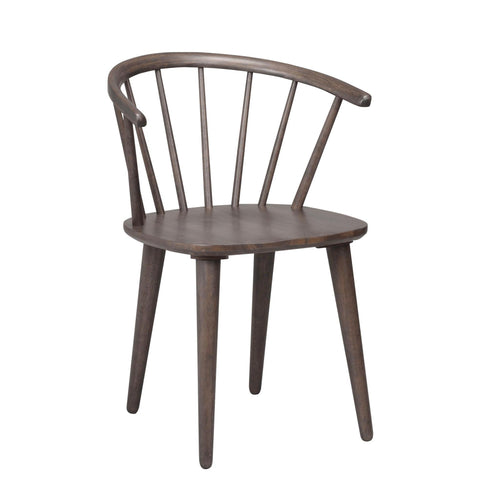 Mörkbrun trässtol med spjälrygg och rundad överdel, fyra ben i klassisk Windsor-stil