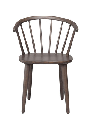 Mörkbrun träkarmstol med spjälor i ryggen och fyra ben i skandinavisk design