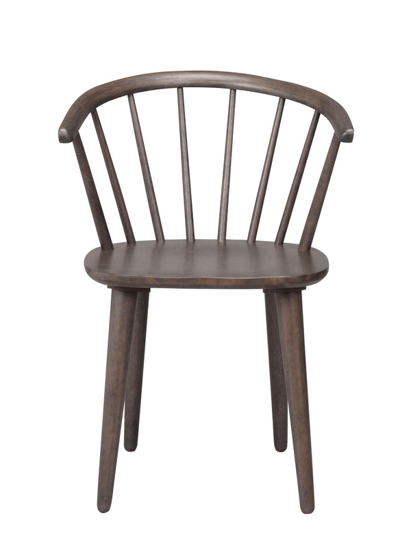 Mörkbrun träkarmstol med spjälor i ryggen och fyra ben i skandinavisk design