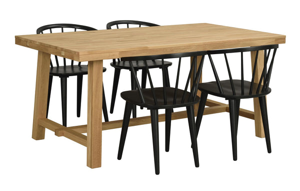 Matgrupp med bord i ek och fyra svarta pinnstolar i skandinavisk design