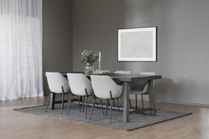Matgrupp med grått träbord och sex vita stoppade stolar på grå matta i modern matsal