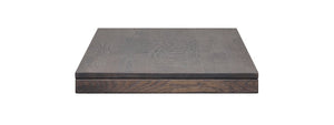 Mörkgrå skärbräda i trä med synlig ådringsmönster, tillverkad av ek med modern finish