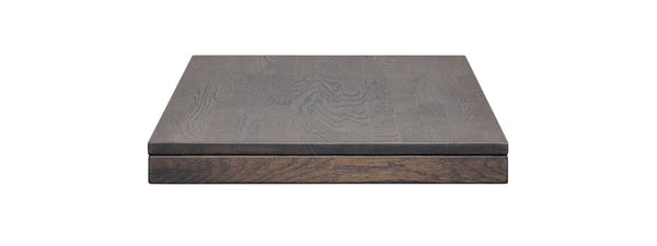 Mörkgrå skärbräda i trä med synlig ådringsmönster, tillverkad av ek med modern finish