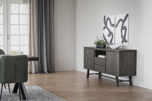 Grått skänkskap i modern skandinavisk stil placerat mot vit vägg i ljust vardagsrum med trägolv