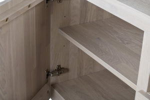 Skåpinteriör med ljusgrå trästruktur, två hyllplan och synligt gångjärn i metall