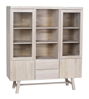 Vitrinskåp i ljust trä med glashyllor, två dörrar och två lådor på snedställda ben