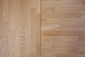 Jämförelse av två träfärgade golvplankor i ljus och mellanmörk ek bredvid varandra