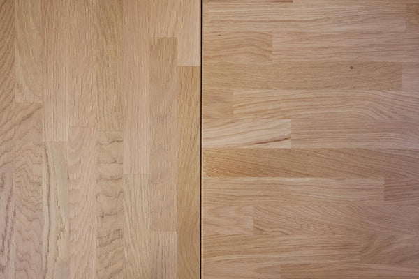 Jämförelse av två träfärgade golvplankor i ljus och mellanmörk ek bredvid varandra