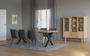 Matgrupp med bord i ek och svarta metallben, sex grå stolar samt vitrinskåp i ljust trä