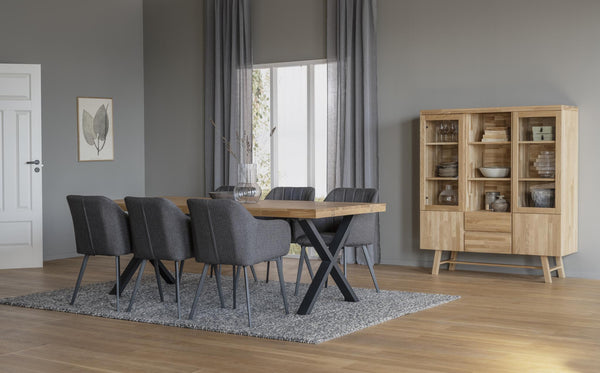 Matgrupp med bord i ek och svarta metallben, sex grå stolar samt vitrinskåp i ljust trä