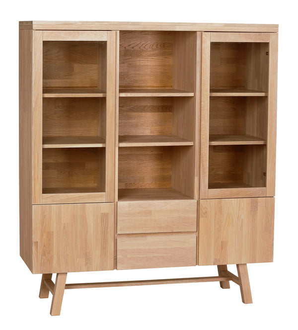 Vitrinskåp i ljust trä med glasdörrar, öppna hyllor, lådor och slanka träben i modern skandinavisk design