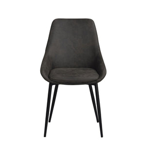 Grå matstol med hög rygg och svarta metallben i modern skandinavisk design