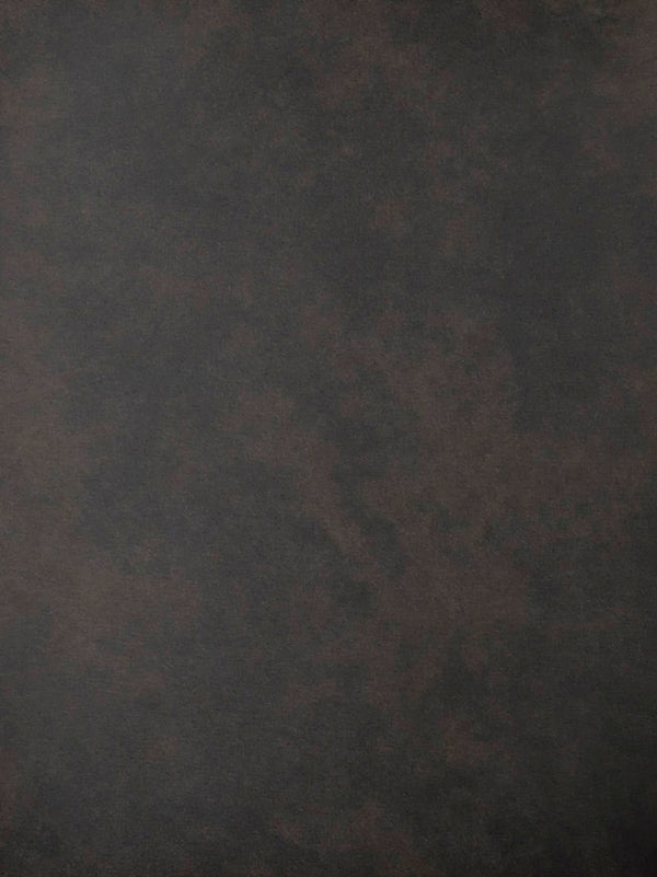 Mörk texturerad yta med grå och bruna toner, industriell betongliknande finish