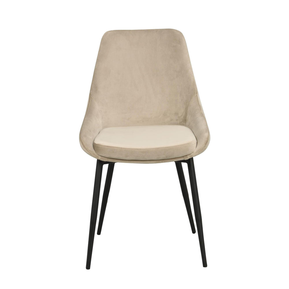 Beige matstol med sammet och svarta metallben i modern skandinavisk design