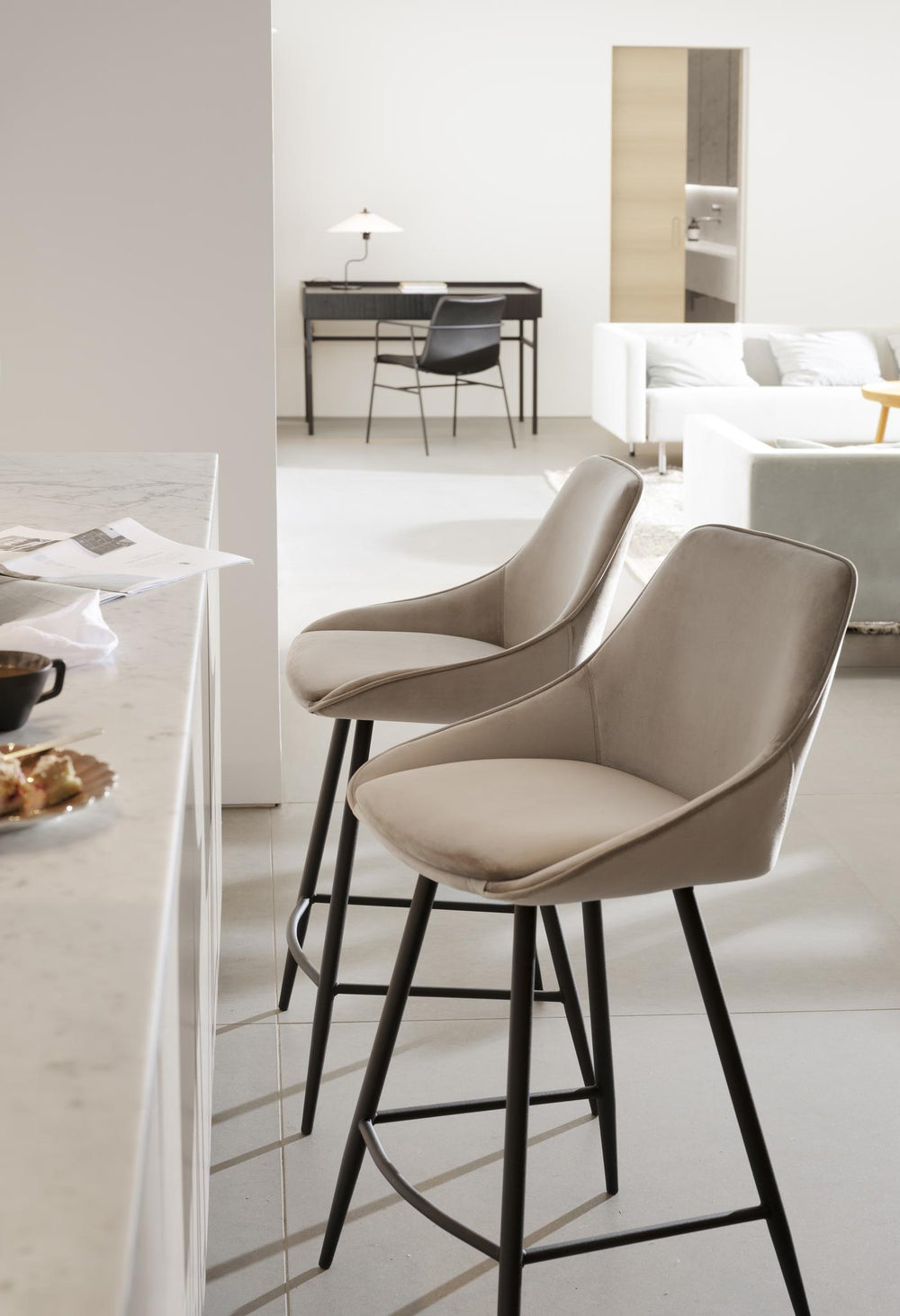 Beige barstol med hög rygg och svarta metallben, modern design med mjuk klädsel