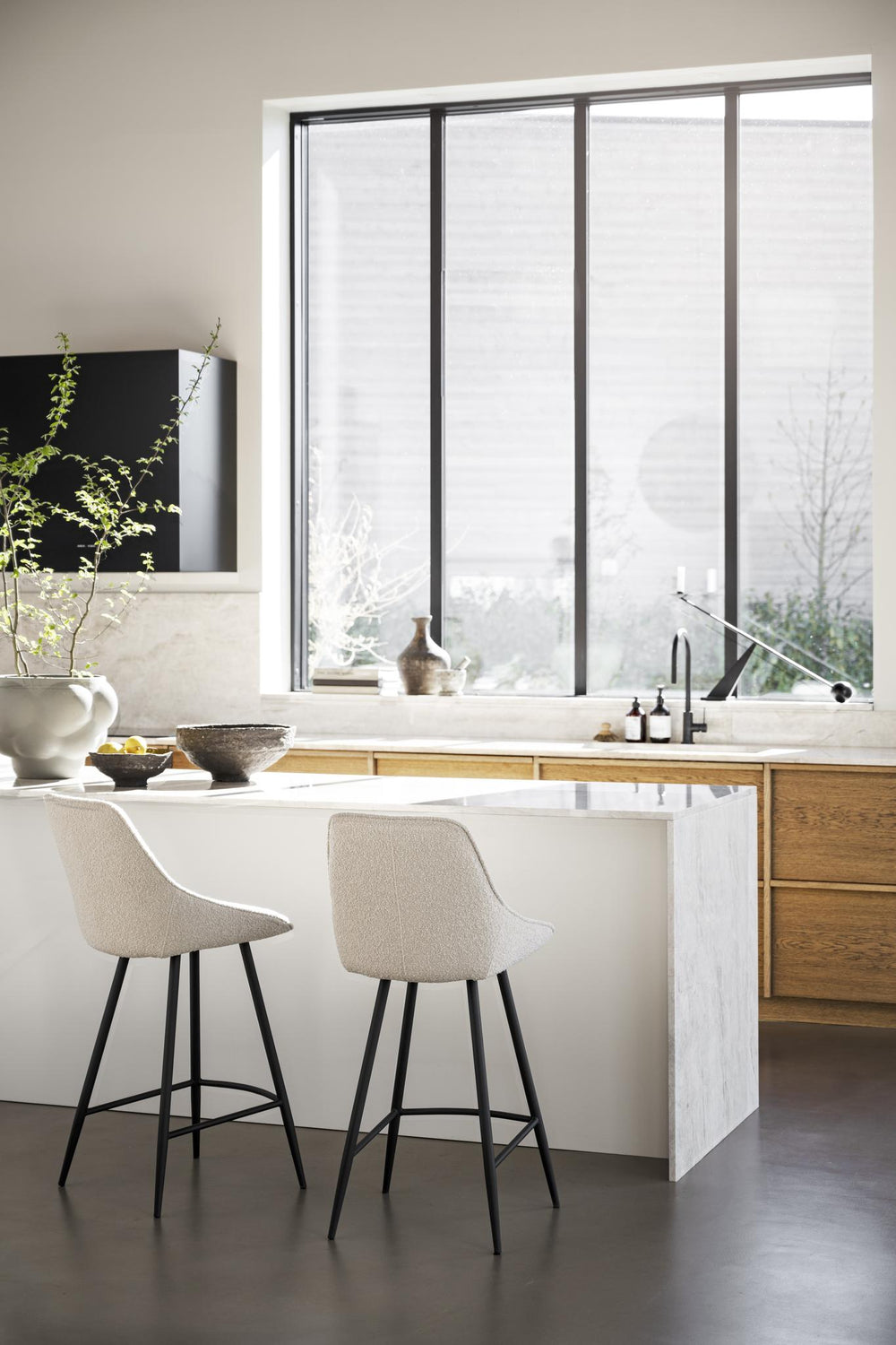 Beige barstol med hög rygg och svarta metallben, modern design i teddy-tyg