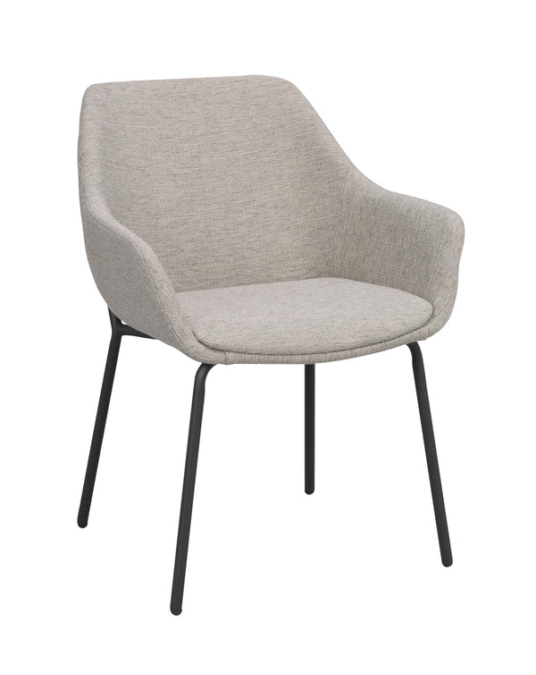 Grå stoppad stol med svarta metallben och armstöd i modern skandinavisk design