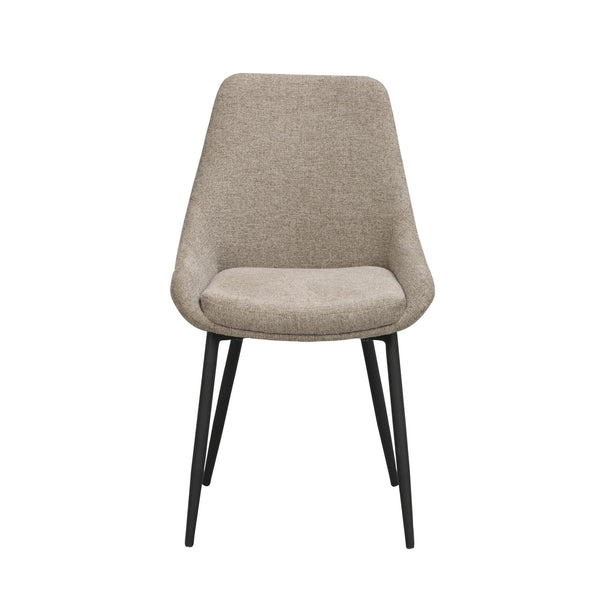 Beige stoppad matstol med svarta metallben i modern skandinavisk design