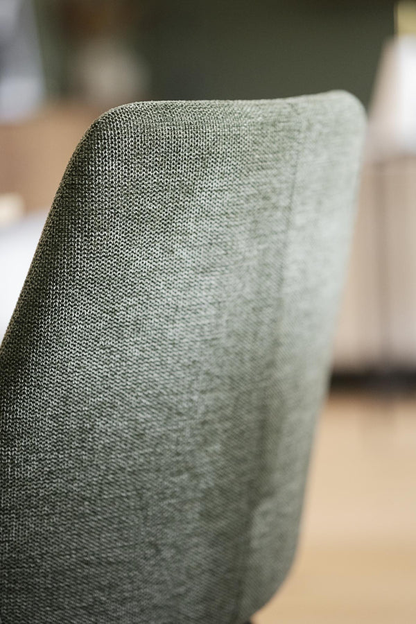 Närbild på grå textilklädsel med tydlig vävstruktur på möbel, visar material och kvalitet