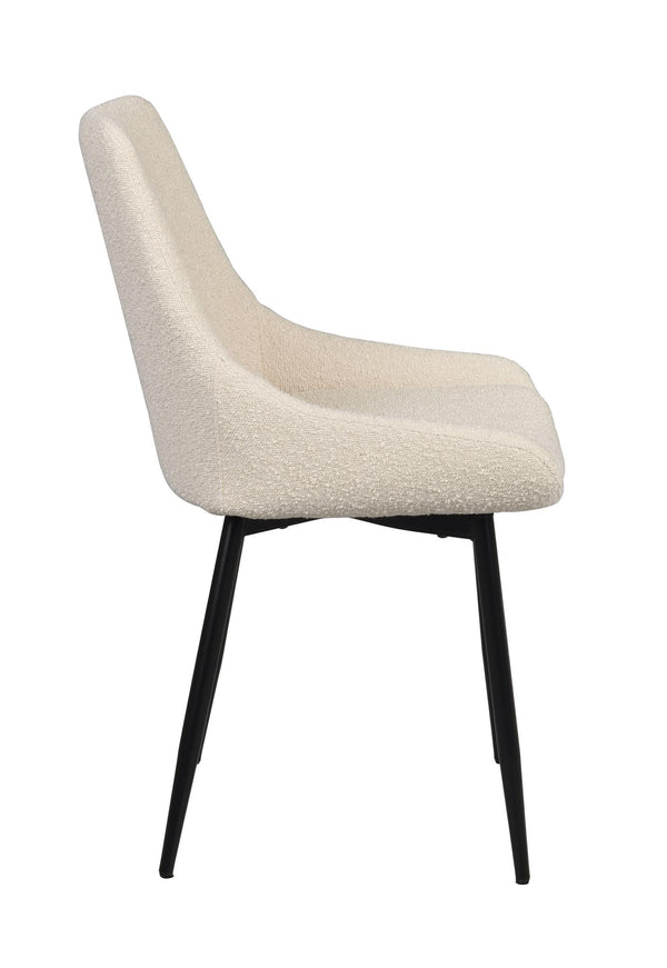 Beige stol med hög rygg och svarta ben i sidovy mot vit bakgrund