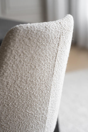 Närbild på beige bouclétyg på möbel med struktur och textur