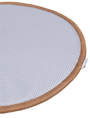 Rund babyfilt i ljusblå waffle-stickad bomull med beige kantband och etikett