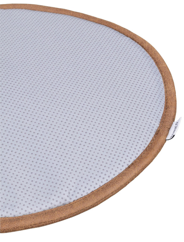 Rund babyfilt i ljusblå waffle-stickad bomull med beige kantband och etikett