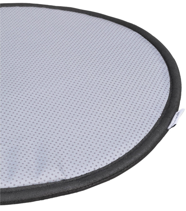 Rund stolsdyna i ljusgrått tyg med svart kantband och liten vit etikett