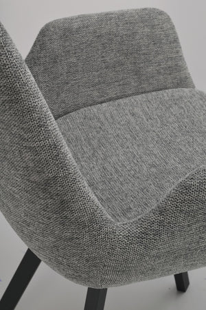 Grå fåtölj med träben och tygklädsel i olika nyanser av gråmelerat tyg