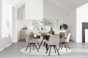 Modern matgrupp med runt bord i svart och beige stolar i skandinavisk stil för ljust kök