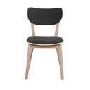 Matstol med grå klädsel och ljust trästomme, modern skandinavisk design