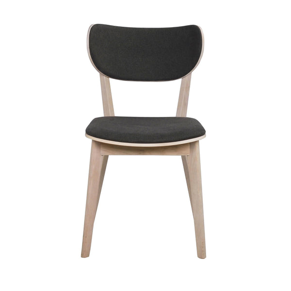 Matstol med grå klädsel och ljust trästomme, modern skandinavisk design