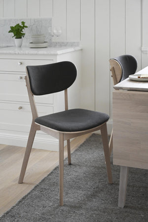 Matstol med grå klädsel och ljust trästomme i modern skandinavisk stil för kök och matsal